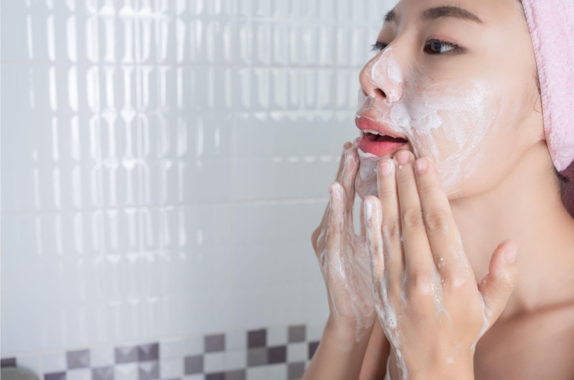 4 Cara Memilih Sabun Muka Untuk Kulit Berminyak yang Tepat! 