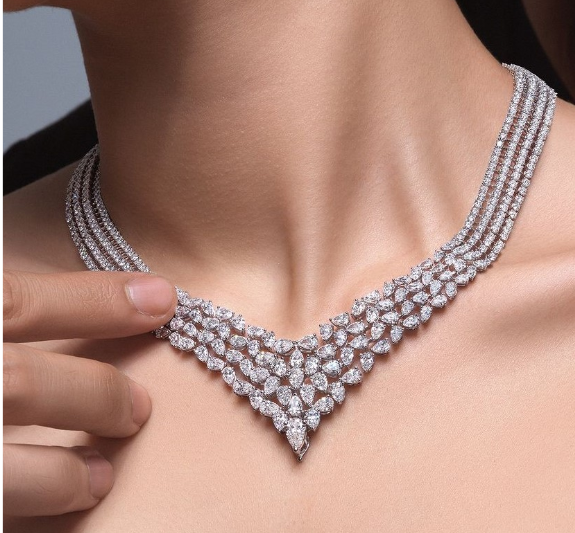 Rekomendasi Diamond Necklace untuk Pengantin: Sempurnakan Hari Pernikahan Anda
